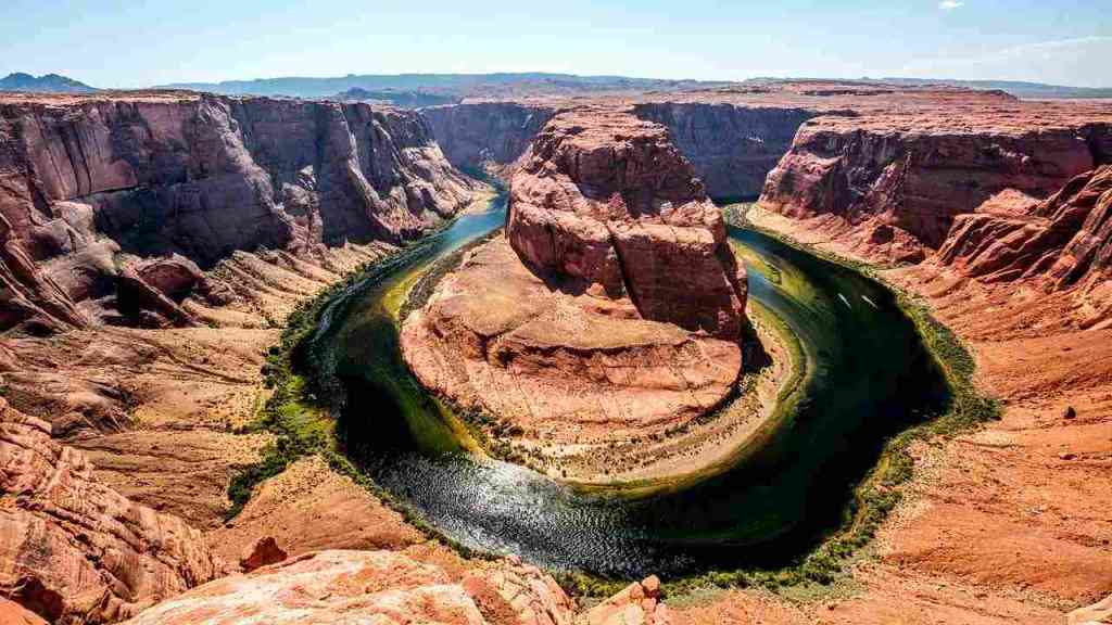 Grand Canyonu se často říká „geologická čítanka“, protože z něj můžete vyčíst informace o těch nejstarších dějinách naší planety. Stáří plošiny Colorado Plateau se počítá na nějakých 40 milionů let, věk samotného kaňonu odhadují vědci na 5 – 6 milionů let.