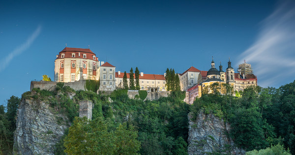 První písemné známky o zámku Vranov nad Dyjí pochází už z jedenáctého století. V této době byl na místě, kde se nyní zámek nachází, moravským knížetem Oldřichem postaven dřevěný hrad, jakožto součást podyjské obranné soustavy.