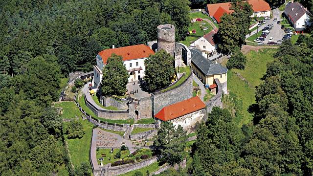 Uprostřed hlubokých lesů nad romantickým údolím řeky Křetínky stojí malebný hrad Svojanov, jeden z nejstarších královských hradů u nás. Je to jediný hrad u nás, v jehož architektuře se mísí gotika s empírem, tedy středověk s 19. stoletím. Hrad Svojanov založil kolem roku 1224 královský purkrabí Svéslav z Bořitova.