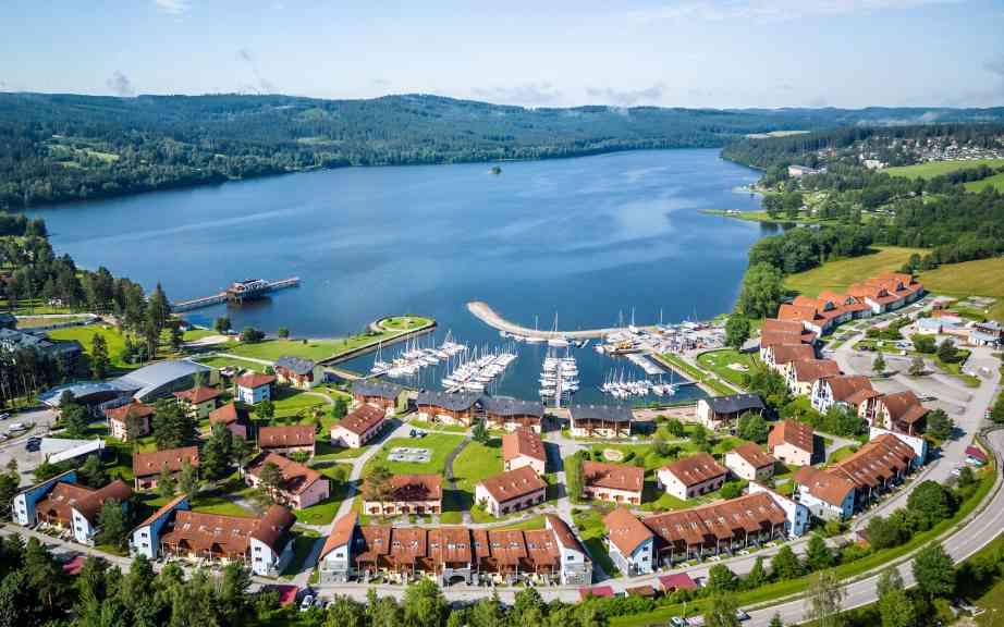 Koupání na plážích nebo v aquaparku, jachting, paddleboarding, sportovní rybaření, in-line bruslení, cyklistika, golf, adrenalinové aktivity, pěší turistika, návštěva galerií, muzeí či podvodní expozice