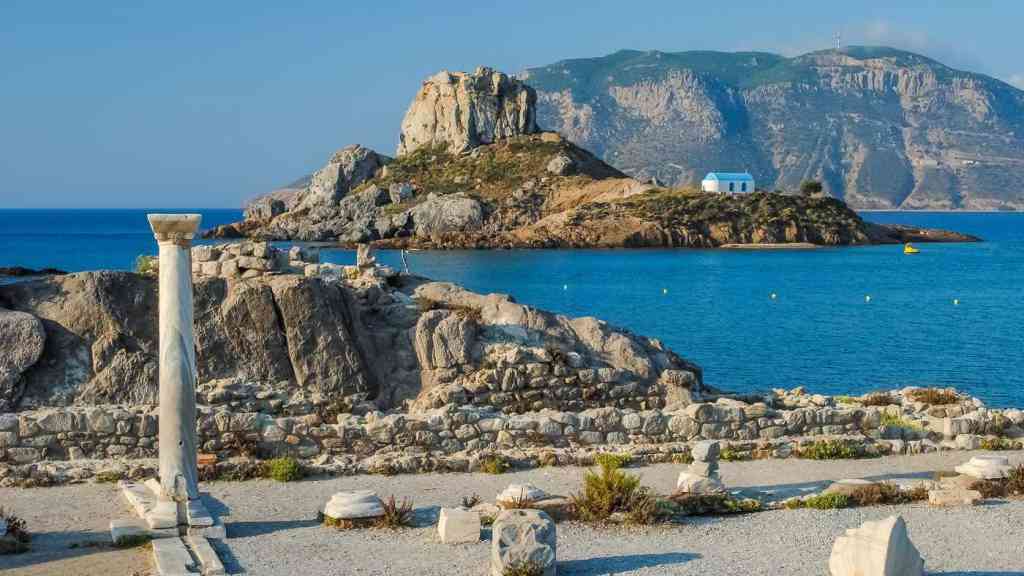 Zajímavě tvarovaná skalní formace, jež je dominantou ostrůvku Kastri u jihozápadního pobřeží Kosu, z větší dálky připomíná ruiny hradu. Není divu, že jde o jednu z nejčastěji fotografovaných lokalit v této části Řecka.
