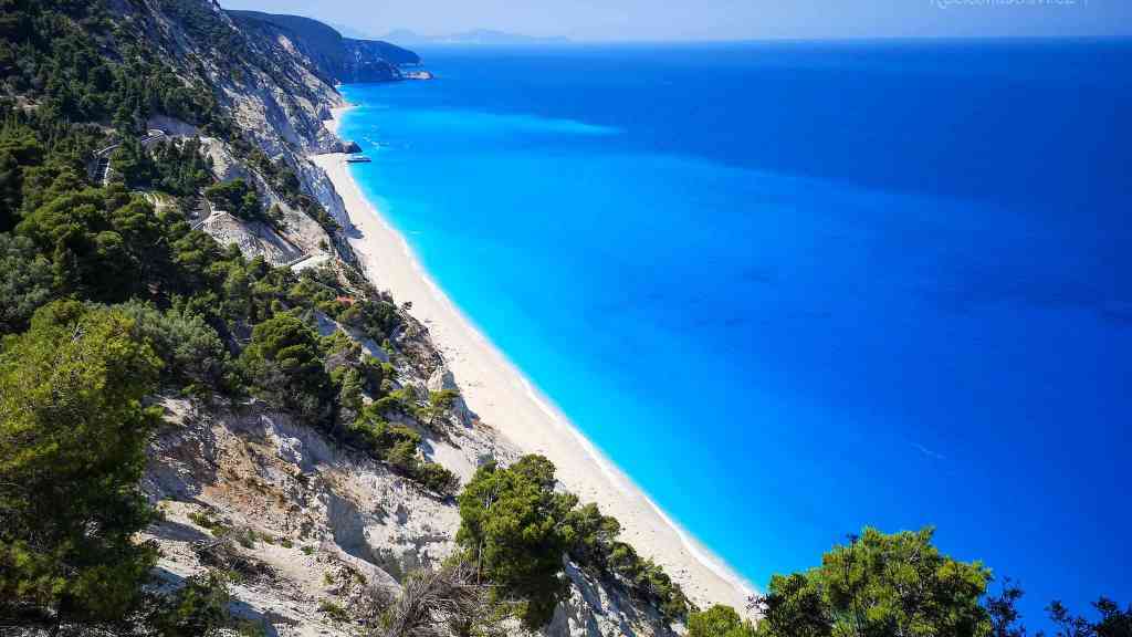 Pláž Egremni nemá na ostrově konkurenci, dokonce se řadí mezi nejkrásnější v Evropě. Pokrývá ji velmi světlý písek, drobné bílé kamínky a oblázky, lemují ji strmé vápencové útesy. Ale pozor – je obtížně dostupná!