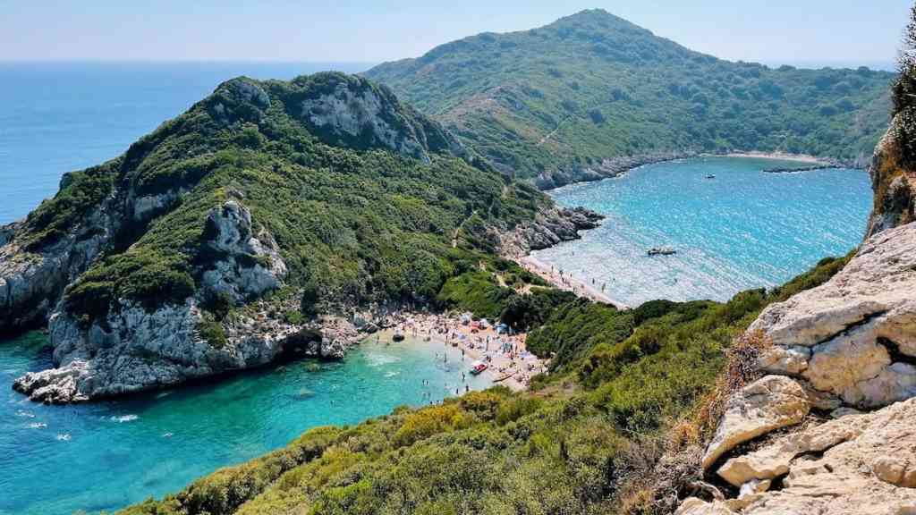 Leží na severozápadě Korfu a je složitě přístupná. Dobrodruzi se mohou těšit na nevšední výlet, spojený s pěší turistikou, koupáním a obdivováním přírodních krás. Na vyhlídce vás překvapí úchvatná podívanáNejbližší vesnicí je Afionas.