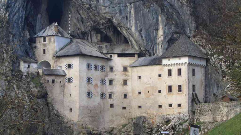 Největší jeskynní hrad světa Predjama
