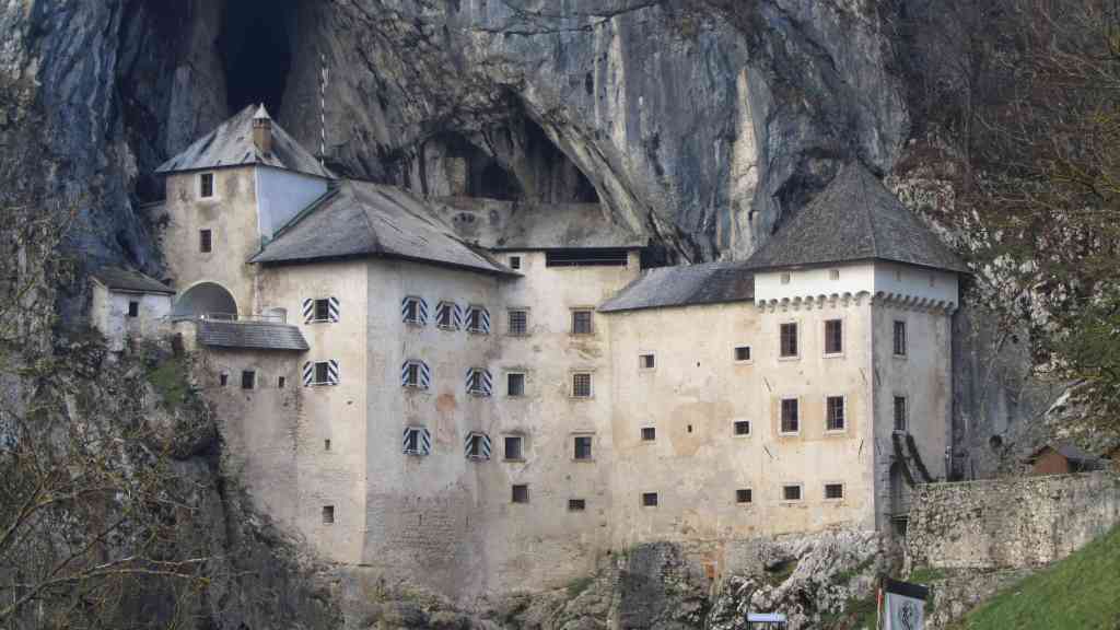 Predjamský hrad (Predjamski grad či Predjama Castle), který je v Guinnessově knize rekordů zapsán jako největší jeskynní hrad na světě. A to díky skutečnostem, že stojí u vstupu do jeskynního komplexu a že nemá žádnou konkurenci, co se velikosti týče.