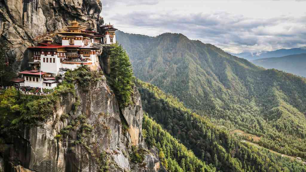 V průběhu března 2022 bude slavnostně znovuotevřena Transbhútánská stezka (Trans Bhutan Trail). Tato více než 400 kilometrů dlouhá pěší trasa, původně určená pro buddhistické poutníky, se táhne napříč Bhútánem.