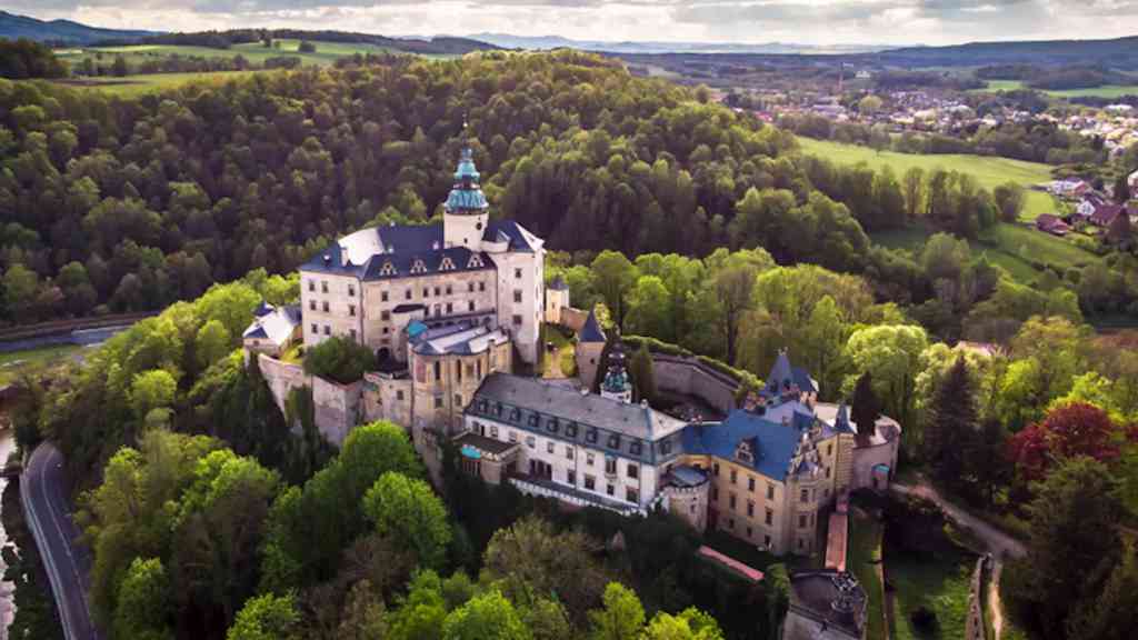 Frýdlant vznikl trochu netradičně. Dříve se nejprve postavilo město, pak hrad, aby ho chránil. Zde byl naopak první hrad. Patří k nejrozsáhlejším a nejvýznamnějším v severních Čechách.