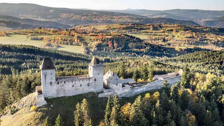 Už Keltové zde objevili zlatá ložiska. Znovu se pak našla ve třináctém století, kdy začala zlatá horečka. A právě kutání žlutého kovu vedlo k založení Kašperských Hor.