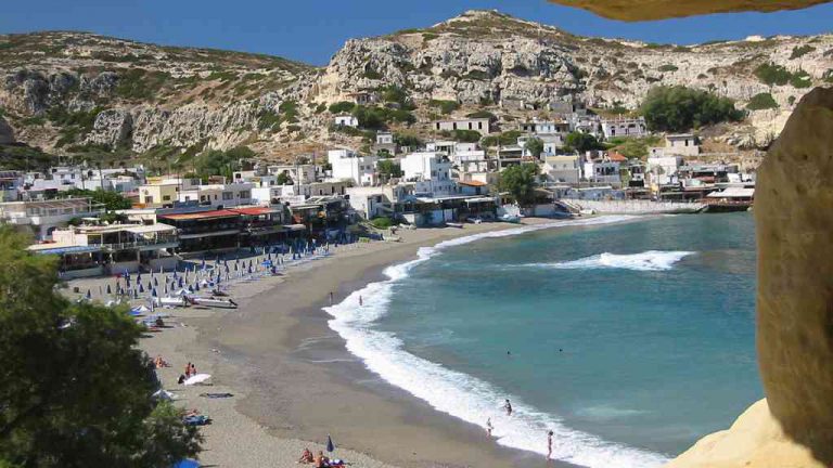 Proslulá pláž na Krétě, Matala