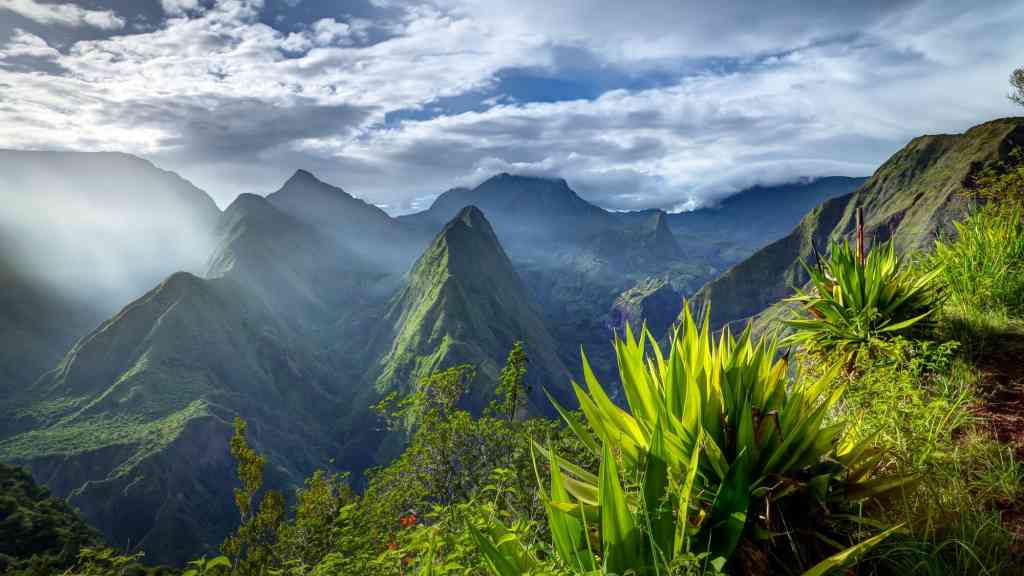 Sopka na tomto snímku se nachází na východní straně ostrova Réunion, který je francouzským teritoriem v Indickém oceánu. Jde o jeden z nejaktivnějších světových vulkánů a od 17. století zde bylo zaznamenáno více než 150 erupcí. Není se tedy čemu divit, že Piton de la Fournaise (což znamená „Vrchol kotle“) je hlavní turistickou atrakcí ostrova
