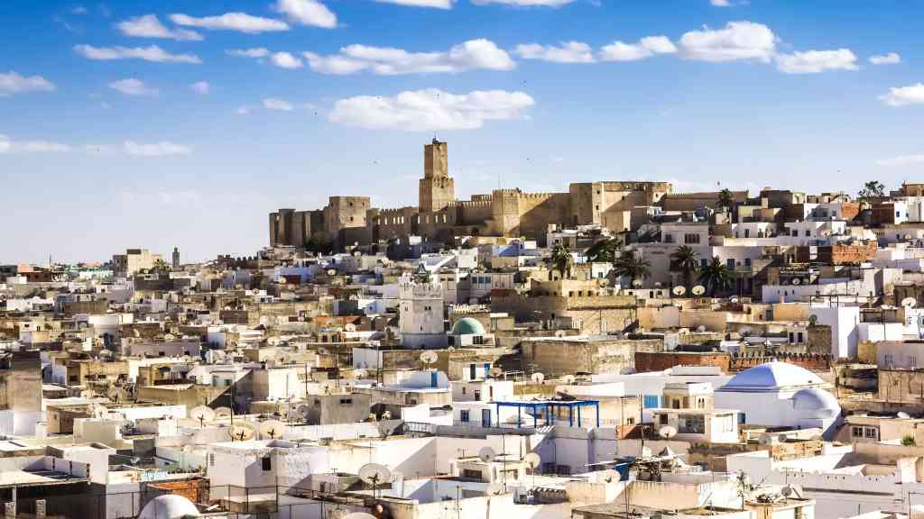 Co se týče polohy – letovisko Sousse v Hammametském zálivu leží 45 km od letiště Enfidha, 22 km od Monastiru, 55 km od Kairouanu, 97 km od Hammametu, 110 km od Nabeulu a 147 km od hlavního města Tunis.