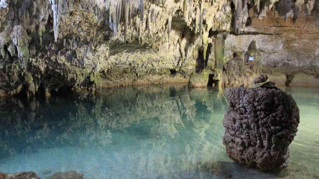Yucatanský poloostrov je tvořen velmi porézním vápencem, jenž je protkán sítí podzemních říček končících v moři. Na místech, kde se vápenec prolomil, vznikly různé laguny, jezírka, zkrátka vstupy do tohoto rozsáhlého podzemního labyrintu.