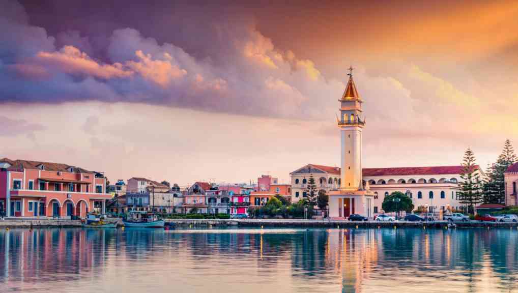 V současnosti má město Zakynthos více než 17 tisíc obyvatel, žije to v něm ve dne i v noci – díky barům a diskotékám – a rozhodně ho neváhejte navštívit. A když budete mít chuť, můžete přímo v centru města skočit do Jónského moře!