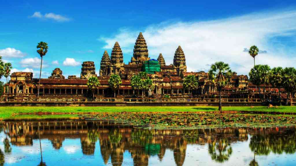 Angkor Wat, stále věčně fascinující, stojí jako majestátní svědek bohaté historie Khmerské říše ve středním Kambodži. Tato ohromující stavba je nejen jedním z nejvýznamnějších archeologických nalezišť na světě, ale také patří mezi největší a nejzachovalejší chrámy z doby Khmerské říše.