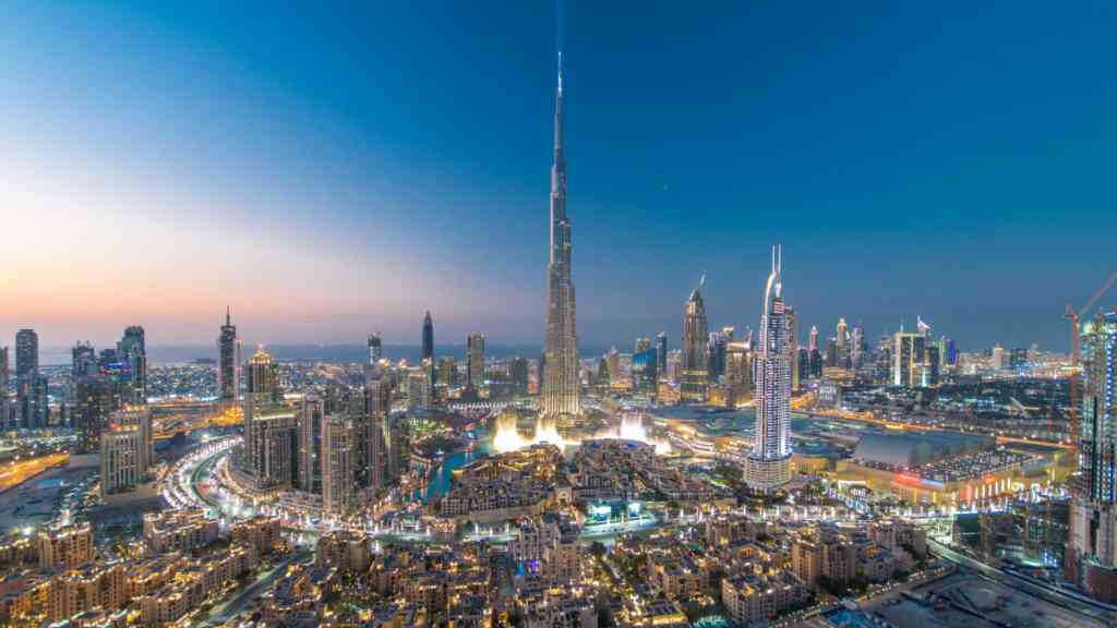 Na západním pobřeží Perského zálivu v emirátu Dubaj vystupuje nad okolní krajinu majestátní stavba, která doslova symbolizuje moderní architekturu a inženýrské dovednosti 21. století. Její silueta se ztrácí v oblacích, ať už je pohled zblízka nebo z dálky.