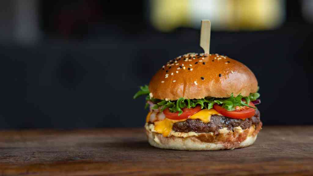 Hamburger – klasika mezi fastfoodovými pochoutkami, která se neustále vyvíjí a přizpůsobuje současným chutím a trendům. V dnešním článku se zaměříme na neobyčejný pojem, který propojuje dvě vášně – šachovou hru a výborné jídlo. Představujeme vám “Chessburger” – nejenom chutný, ale také originální a vizuálně působivý zážitek.