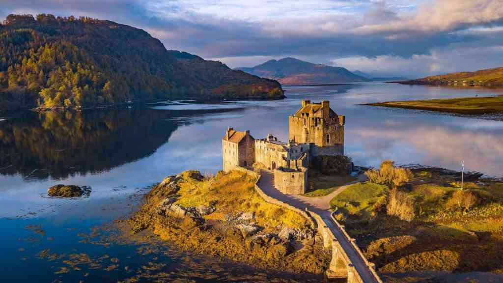 Nádherně položený na malebném skotském pobřeží se nachází zámek Eilean Donan, který se pyšní svou bohatou historií, ohromující architekturou a úchvatným výhledem.