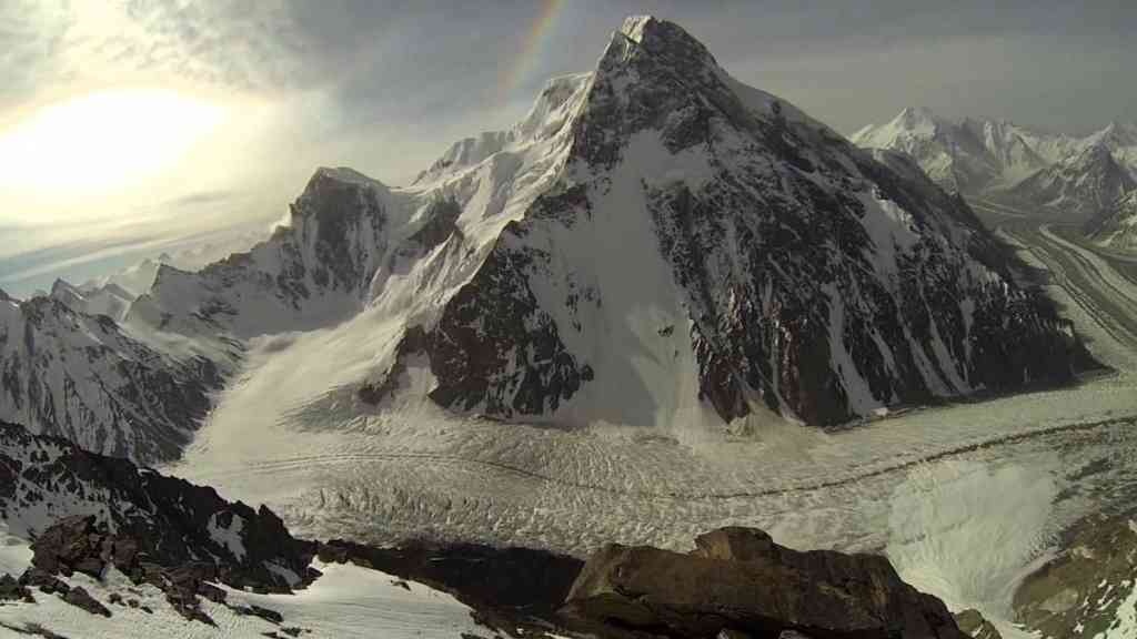 Vysoko vysoko v horách Karákóramu, které se nacházejí na hranici mezi Pákistánem a Čínou, stojí neobyčejná a úchvatná hora K2. Také známá jako “Chogori” nebo “Mount Godwin-Austen”, K2 je druhou nejvyšší horou na Zemi, přičemž její vrchol dosahuje ohromující výšky 8 611 metrů nad mořem.