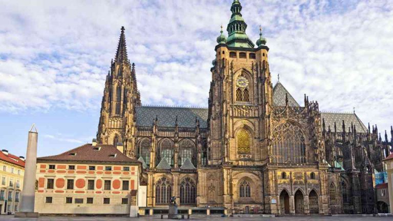 Nádherná gotická klenotnice v srdci Prahy – Katedrála svatého Víta symbol duchovního dědictví České republiky