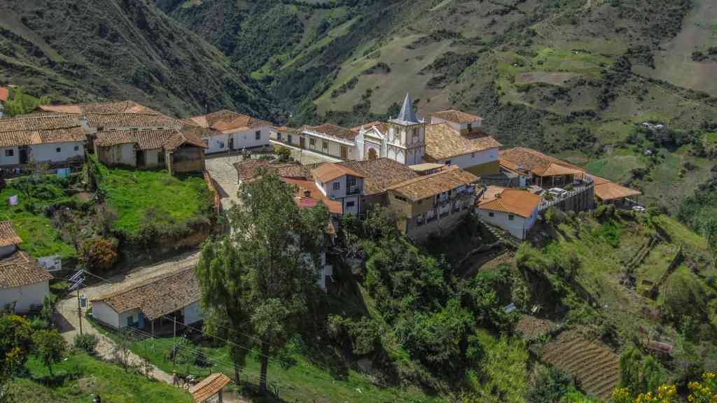 Nad východními svahy Kolumbie, v úpatí Andského pohoří, se skrývá jedinečné město Los Nevados. Toto zářivé město leží na úpatí nekompromisních hor a je obklopeno nádhernou přírodou, která okouzlí každého návštěvníka.