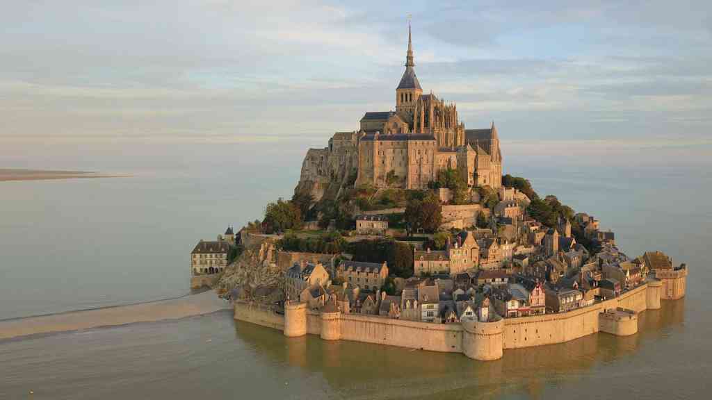 Zámek Mont Saint Michel, nacházející se na ostrově v Normandii, přitahuje každoročně statisíce turistů svou ohromující architekturou a jedinečnou polohou.