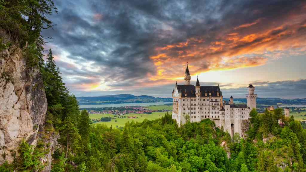 Zámek Neuschwanstein je jedním z nejikoničtějších a nejkrásnějších hradů na světě. Nachází se v malebném prostředí Bavorských Alp v jižním Německu.