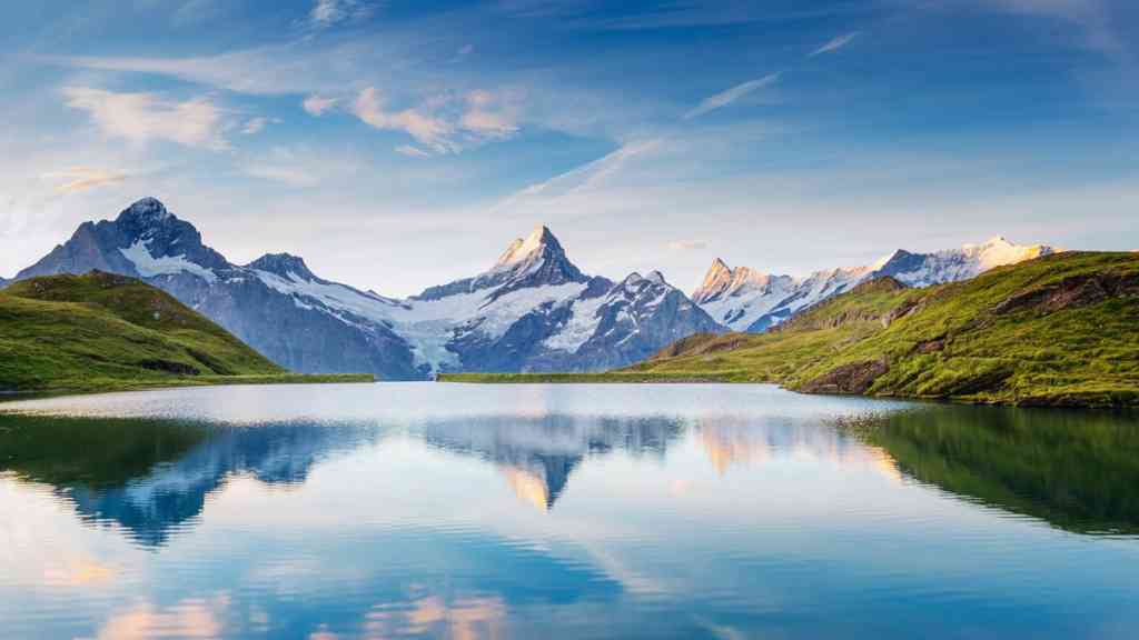 Švýcarsko je malá země ležící uprostřed Evropy, která však skrývá nepopsatelnou krásu přírody. Země je obklopena majestátními Alpami, které dodávají Švýcarsku jeho charakteristický vzhled.