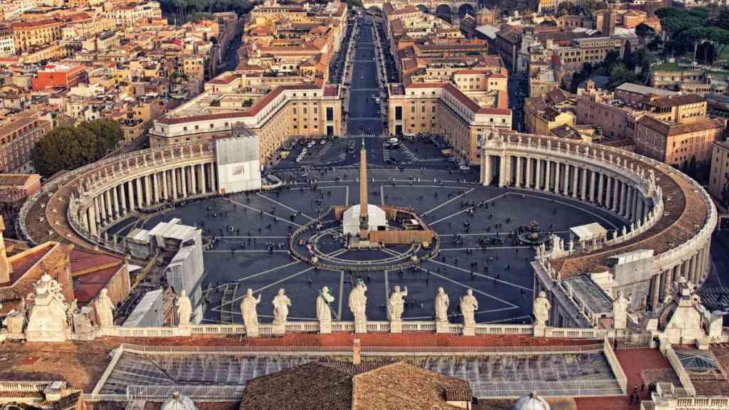 Vatikán, oficiálně známý jako Vatikánský městský stát, je suverénní území, které se nachází uvnitř Říma, Itálie. S rozlohou pouhých 0,44 km² a populací kolem 800 obyvatel je Vatikán nejmenším státem na světě.