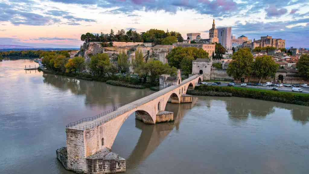 Avignon, krásné město v jižní Francii, leží v údolí řeky Rhôny a je známé svou bohatou historií, kulturou a uměním.