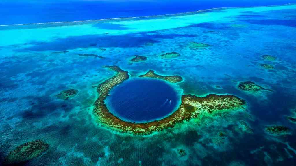 Belize, malý státní útvar nacházející se na východním pobřeží Střední Ameriky, je zemí, která nabízí ohromující přírodní krásy, bohatou historii a pestrý kulturní mix.