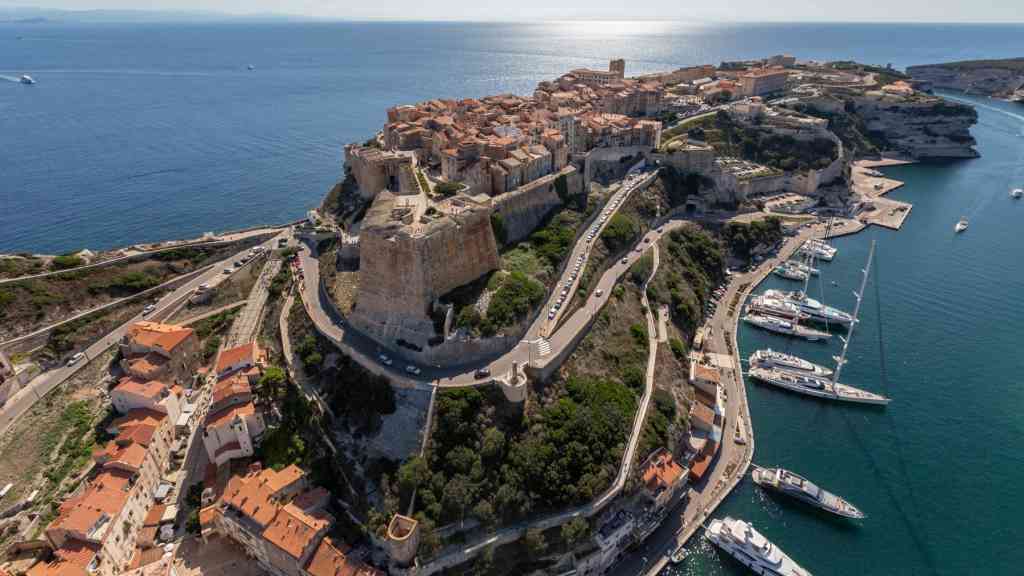 Bonifacio je jedno z nejkrásnějších a nejfascinujících měst na ostrově Korsika, nacházejícím se ve Středozemním moři. Toto město je známé svými úžasnými útesy, historickým dědictvím a krásným prostředím.