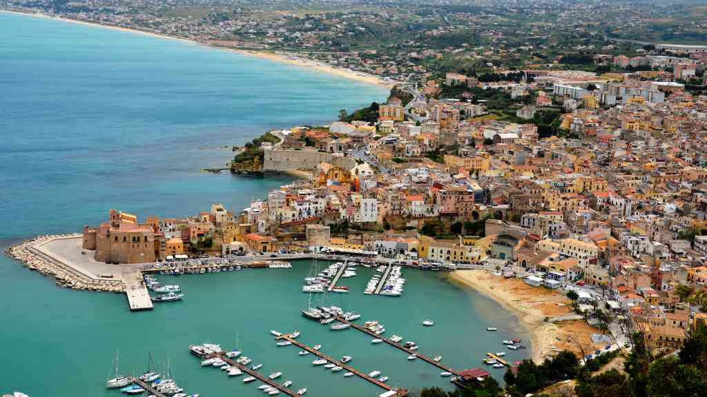 Když si člověk představí idylické italské pobřeží, možná se mu vybaví malebné vesničky s bílými domy, křivolakými uličkami a nádherným výhledem na Tyrhénské moře.