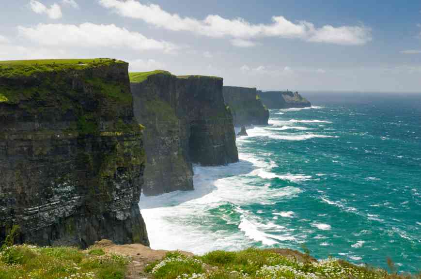Irsko je zemí, která se může pyšnit nesčetnými nádhernými krajinami a úchvatnými přírodními divy. Jedním z těchto divů jsou bezpochyby Moherské útesy, které se nacházejí na západním pobřeží Irska.