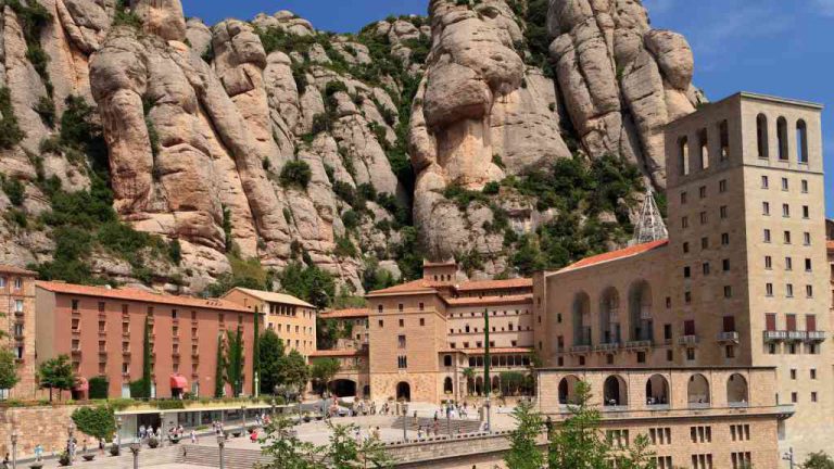 Montserrat je jedním z nejznámějších symbolů Katalánska a místem s bohatou historií