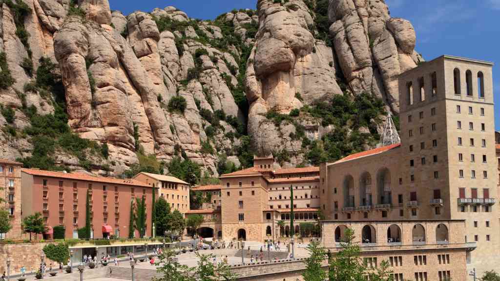 Samotný Montserrat je jedním z nejznámějších symbolů Katalánska a místem s bohatou historií, kultuřou a duchovním významem. Toto zvláštní pohoří, které se nachází asi 30 kilometrů severozápadně od Barcelony, představuje jedinečné spojení přírodní krásy a náboženského významu.
