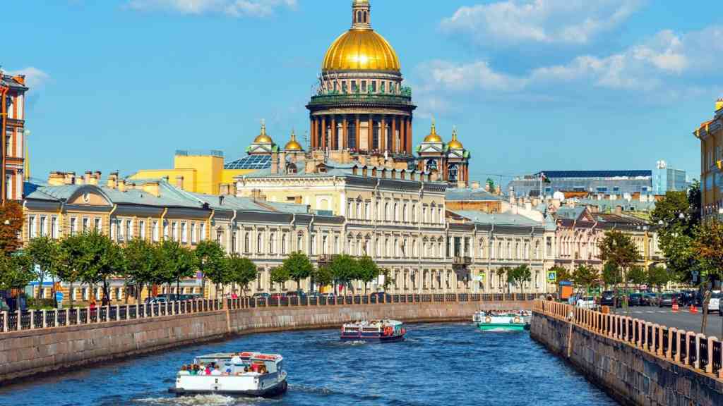 Petrohrad, také známý pod názvem Sankt-Petěrburg, je jedním z nejvýznamnějších a nejkrásnějších měst v Rusku. Toto město má bohatou historii, úchvatnou kulturu a architekturu, která okouzluje návštěvníky z celého světa.