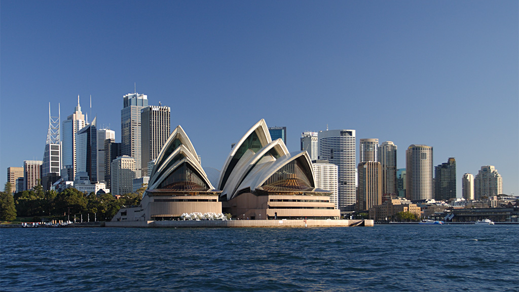 Sydney, hlavní město a největší město Austrálie, je jedním z nejznámějších a nejikoničtějších měst na světě. Ležící na východním pobřeží Austrálie, Sydney zaujímá významné místo v srdci národa a nabízí návštěvníkům jedinečnou směsici kultury, historie, krásy a vzrušení.