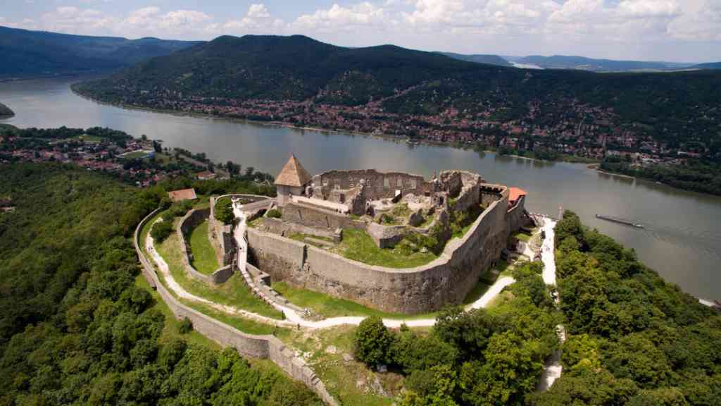 Pevnost Visegrád, ležící na malebném místě v pohoří Visegrádských kopců nad řekou Dunaj, je jedním z nejvýznamnějších středověkých historických památek v Maďarsku a střední Evropě.