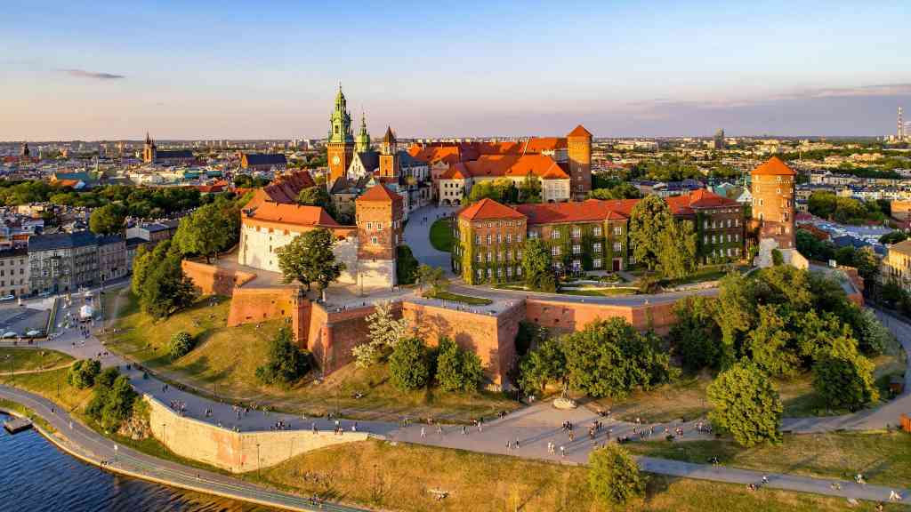 Hrad Wawel, ležící v polském městě Krakov, je jedním z nejvýznamnějších historických památek v Polsku a ikonickým symbolem královského dědictví země.